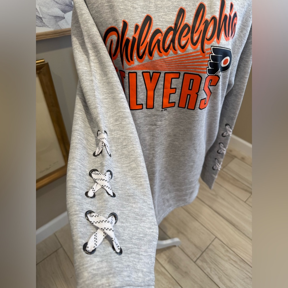 NWT! NATIONAL HOCKEY LEAGUE Philadelphia Flyers Sweatshirt - Picture 2 of 6